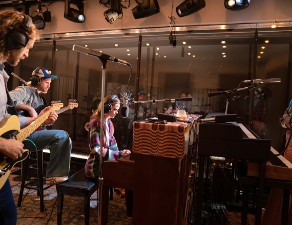 How to play a bassist (when you’ve not one) in 7 steps with Stereophonic's Christopher Mowod!